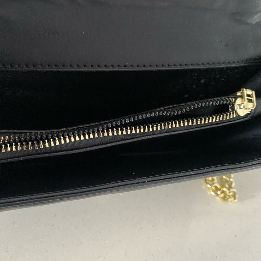 Black quilted bag with chain and horseshoe in front - Picture 6 of 10